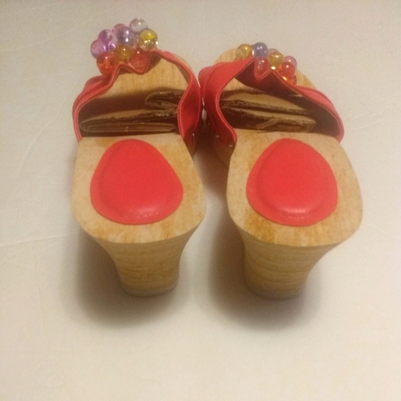 Coral size 7-8 summer wooden Clogs with beaded decor. New! - Picture 3 of 5